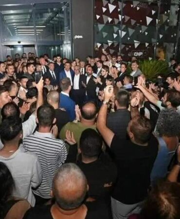 CHP İstanbul İl Başkanlığı önünde sabaha kadar kayyum nöbeti... Milletvekilleri ve yurttaşlar direnişte!