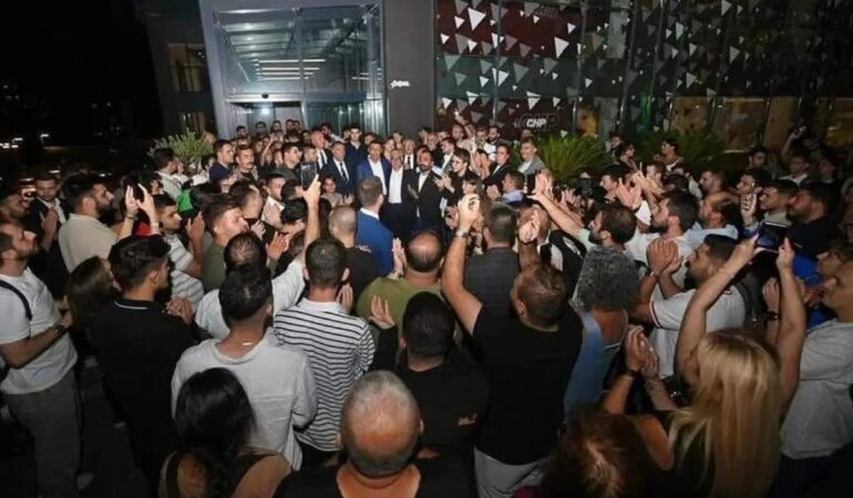 CHP İstanbul İl Başkanlığı önünde sabaha kadar kayyum nöbeti... Milletvekilleri ve yurttaşlar direnişte!