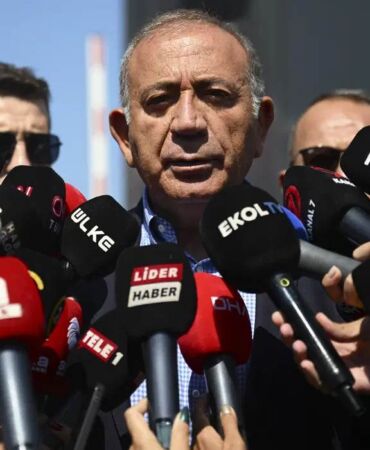 Gürsel Tekin yine eski il binasında 'Büyük bir suç ortaklığını bozuyoruz'