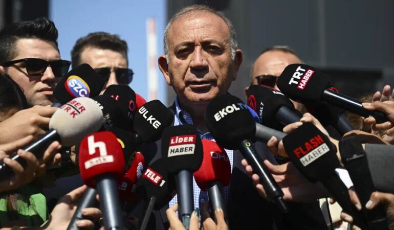 Gürsel Tekin yine eski il binasında 'Büyük bir suç ortaklığını bozuyoruz'