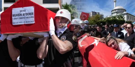 İzmir’de şehit olan polisler son yolculuğuna uğurlandı