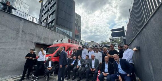 Kayyum gerginliği büyüyor: CHP’liler barikat önünde nöbette!