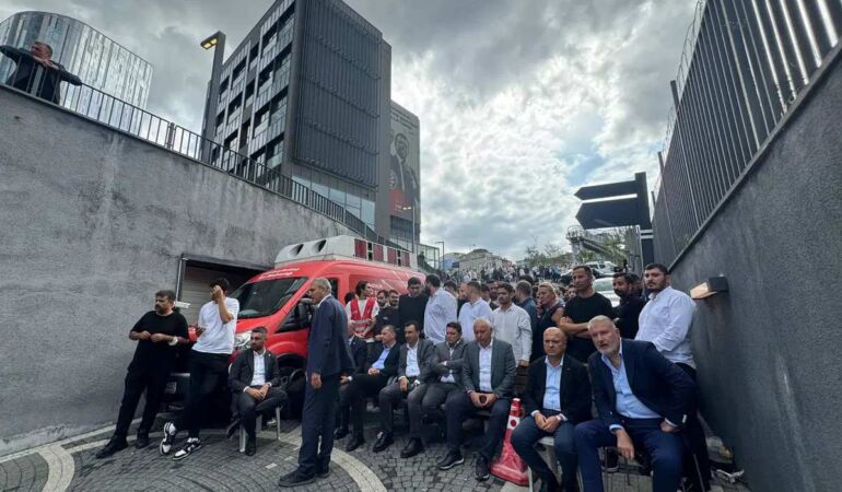 Kayyum gerginliği büyüyor CHP’liler barikat önünde nöbette