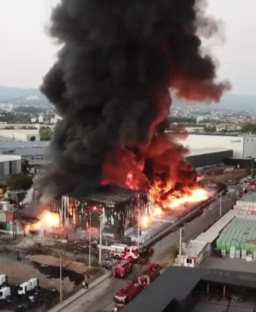 Kocaeli'nde lojistik deposunda yangın