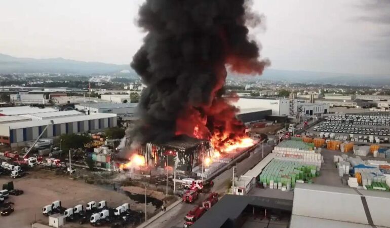 Kocaeli'nde lojistik deposunda yangın