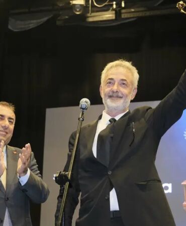 Mehmet Aslantuğ doğum gününde ödül aldı 'Keşke Zeydan Başkan verseydi'