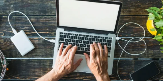 Öğrenciler yeni döneme borçla giriyor: Gençlere bilgisayar almak hayal oldu!