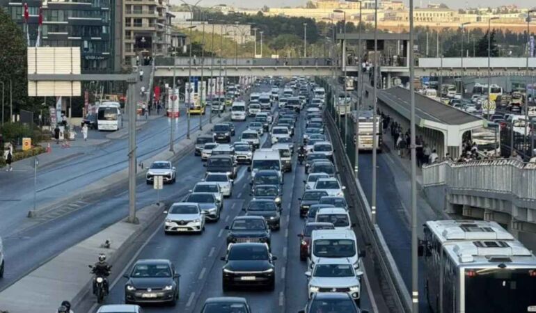 İstanbul ‘pazartesi’ trafiği: Yoğunluk yüzde 70’e dayandı!