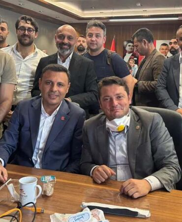 'Polisle girmem' demişti, polisle girdi Gürsel Tekin binada! Özgür Çelik makam odasından paylaştı