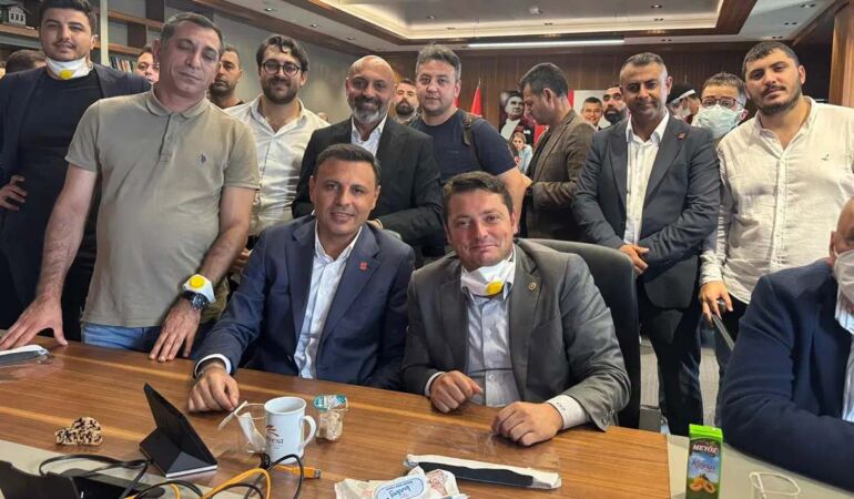 'Polisle girmem' demişti, polisle girdi Gürsel Tekin binada! Özgür Çelik makam odasından paylaştı