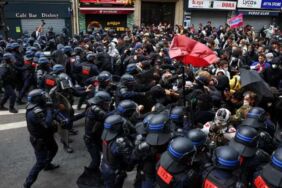 ‘Her Şeyi Durduralım’ eylemleri Fransa’yı felç etti Barikatlar, çatışmalar, gözaltılar...