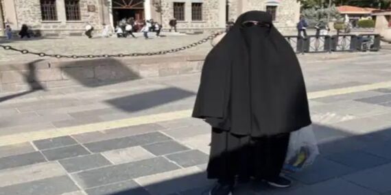 Ankara metrosunda çarşafla dolaşan erkek gözaltına alındı!