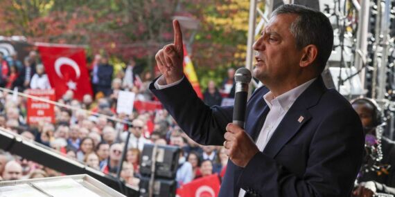 Brüksel’de on binler CHP mitinginde buluştu! Özgür Özel’den dikkat çeken sözler