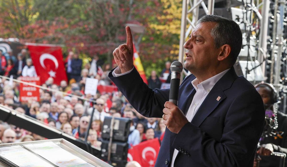 Brüksel’de on binler CHP mitinginde buluştu! Özgür Özel’den dikkat çeken sözler