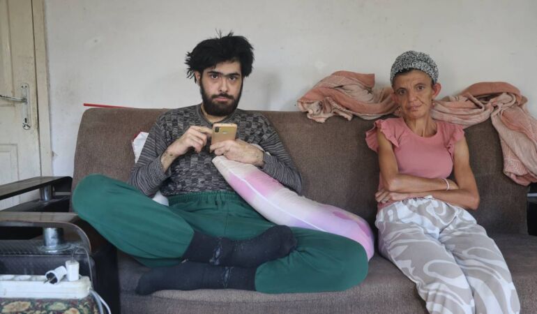 Depremden sonra eve kapandı: Telefon bağımlısı genç ne duş alıyor ne de tırnaklarını kesiyor!