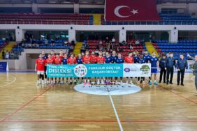 Disleksi farkındalığı için sahaya pankartla çıktılar