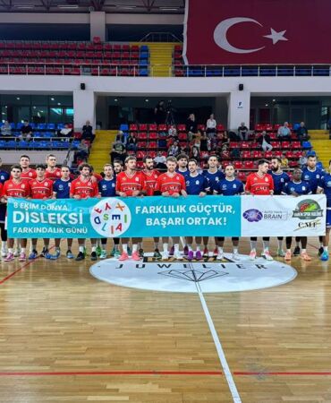Disleksi farkındalığı için sahaya pankartla çıktılar