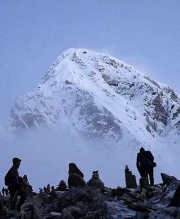 Everest’te kar fırtınası Dağcılar ve turistler kurtarılmayı bekliyor