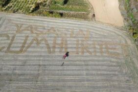 Ispartalı çiftçi tarlasına 'Yaşasın Cumhuriyet' yazdı