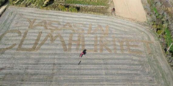 Cumhuriyet Bayramı’na anlamlı kutlama: Ispartalı çiftçi tarlasına ‘Yaşasın Cumhuriyet’ yazdı