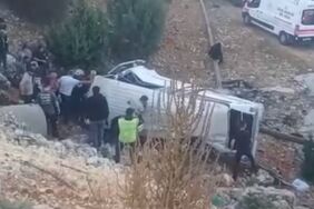 Mersin'de işçileri taşıyan servis şarampole yuvarlandı
