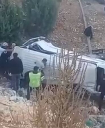 Mersin'de işçileri taşıyan servis şarampole yuvarlandı