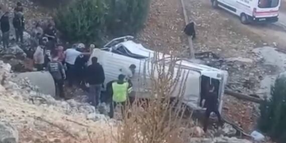 Mersin’de işçileri taşıyan servis şarampole yuvarlandı: Çok sayıda ölü ve yaralı var!