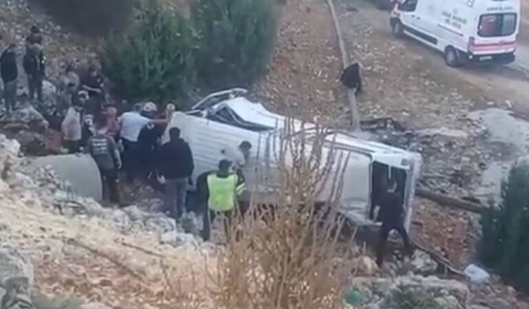 Mersin’de işçileri taşıyan servis şarampole yuvarlandı: Çok sayıda ölü ve yaralı var!