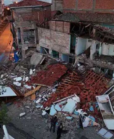 Sındırgı depremi sonrası yıkımın boyutu ortaya çıktı 22 kişi yaralandı!2