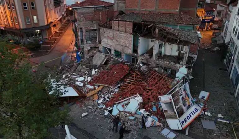 Sındırgı depremi sonrası yıkımın boyutu ortaya çıktı 22 kişi yaralandı!2