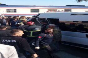 Tren, okul servisine çarptı Çok sayıda öğrenci yaralandı
