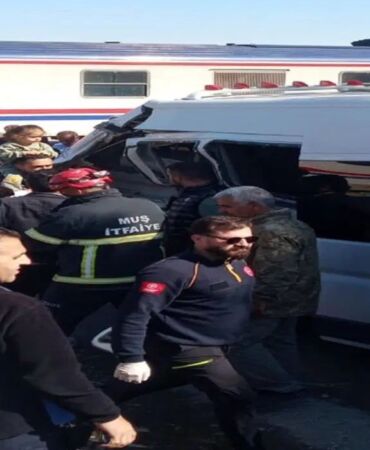 Tren, okul servisine çarptı Çok sayıda öğrenci yaralandı