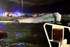 Türk firmasına ait uçak pistten çıkarak denize düştü