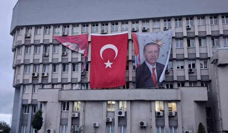 Zonguldak Valiliği’nde şoke eden hareket: Atatürk posteri klima ünitelerinin arkasına sıkıştırıldı!