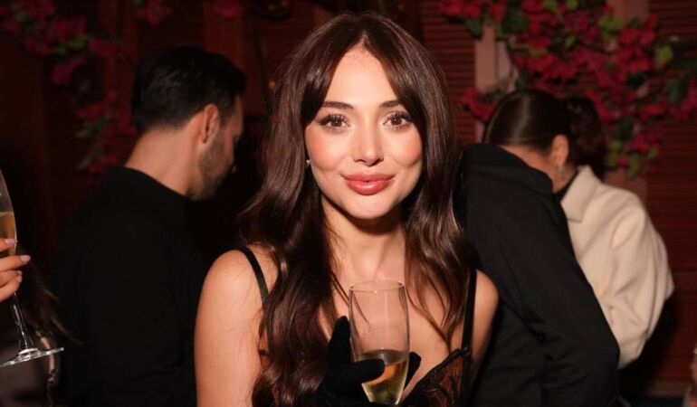 Rabia Soytürk pozlarıyla sosyal medyayı salladı… İddialı tarzıyla dikkatleri çekti!