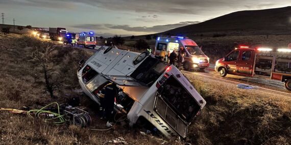 Afyonkarahisar’da yolcu otobüsü devrildi: 2 ölü, 21 yaralı