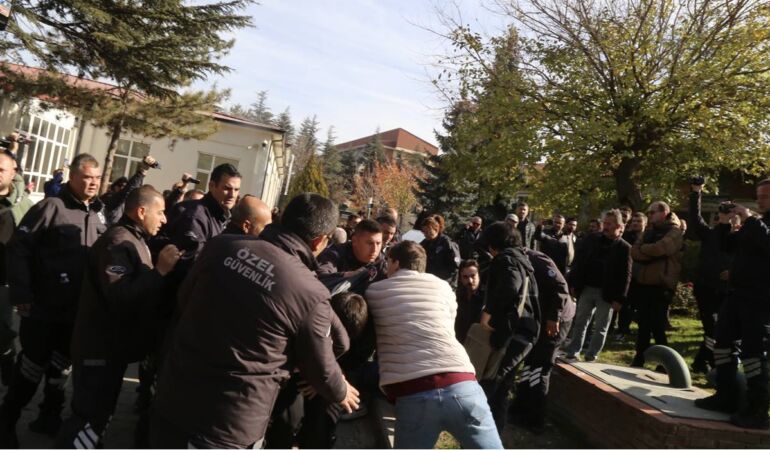 Anadolu Üniversitesi’nde yemekhane protestosu: Güvenlik müdahale etti!