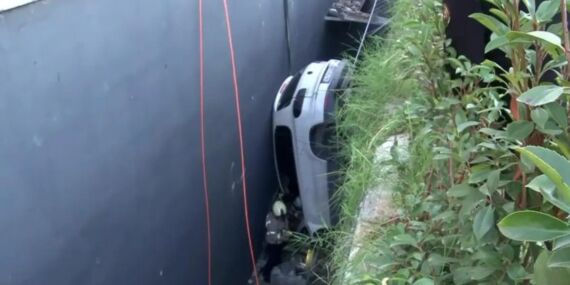 Bahçelievler’de kontrolden çıkan otomobil park halindeki araçlara çarpıp boşluğa düştü