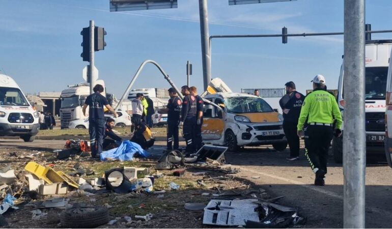 Diyarbakır’da feci kaza: 2 ölü, 3 yaralı