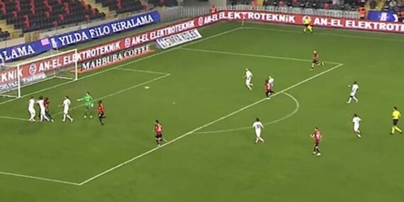 Süper Lig’de ilginç an: Kavgayı ayırmak için kalesinden çıktı, gol yedi!