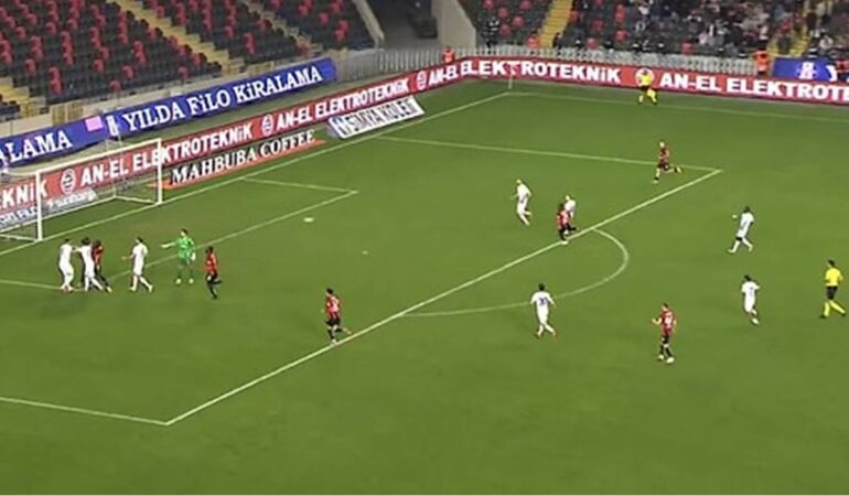 Süper Lig’de ilginç an: Kavgayı ayırmak için kalesinden çıktı, gol yedi!