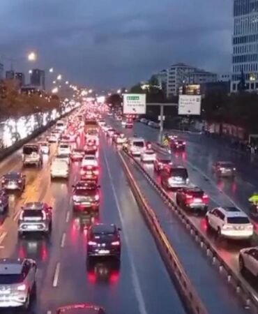 İstanbul’da yağmur trafiği kilitledi Yoğunluk yüzde 90’a dayandı