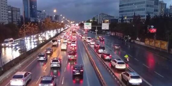 İstanbul’da yağmur trafiği kilitledi: Yoğunluk yüzde 90’a dayandı!