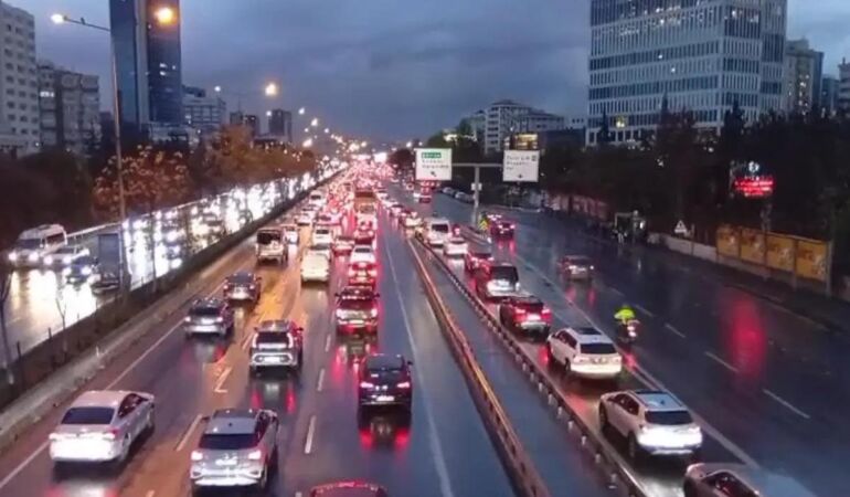 İstanbul’da yağmur trafiği kilitledi Yoğunluk yüzde 90’a dayandı