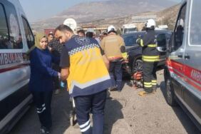 Kamyon, kırmızı ışıkta bekleyen 6 araca çarptı Çok sayıda yaralı var