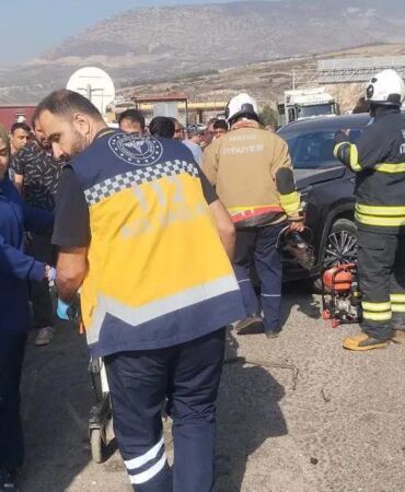 Kamyon, kırmızı ışıkta bekleyen 6 araca çarptı Çok sayıda yaralı var