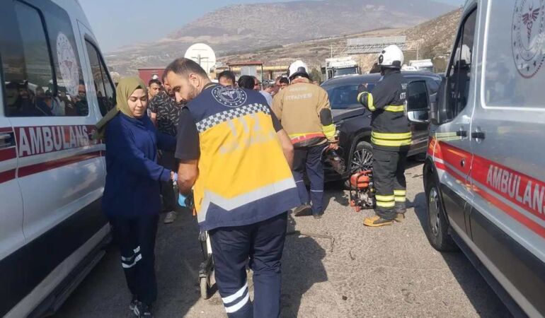 Kamyon, kırmızı ışıkta bekleyen 6 araca çarptı Çok sayıda yaralı var