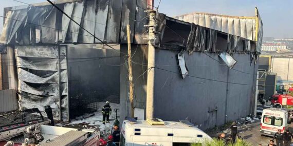 Kocaeli’de kozmetik deposunda çıkan yangın can aldı: Valilikten açıklama geldi!