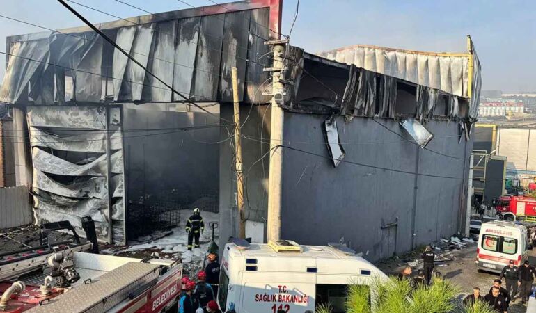 Kocaeli’de kozmetik deposunda çıkan yangın can aldı Valilikten açıklama geldi!
