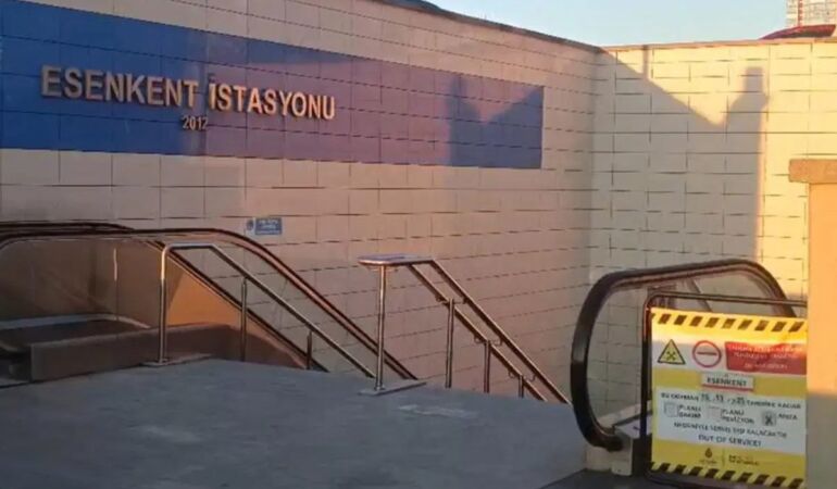 Maltepe Esenkent Metrosunda Dehşet Yolcu Raylara Atladı, Seferler Durdu